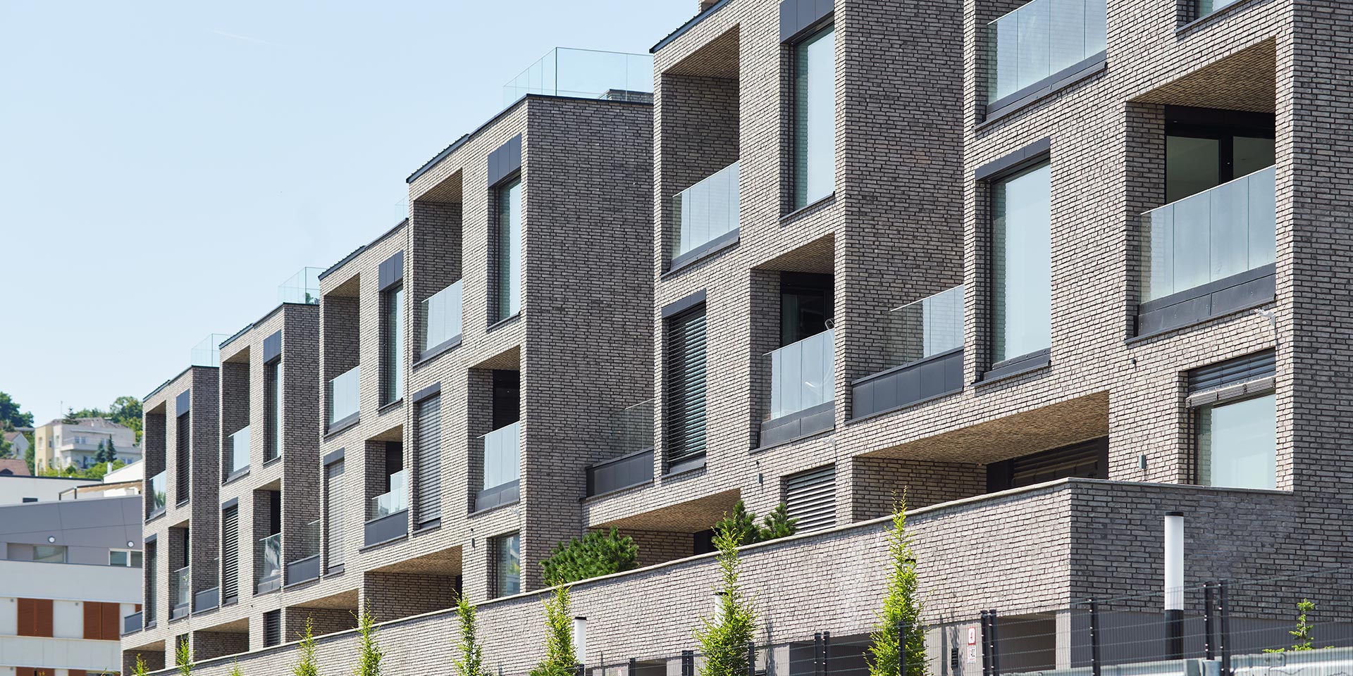 Wie kann man einen Balkon oder eine Loggia am besten verschatten